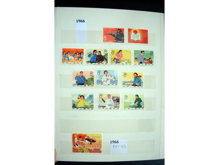 1949/73, Partie mit diversen besseren Werten und kpl. Ausgaben in 2 Steckbüchern, einiges mit Gummifehlern, dabei auch Block 