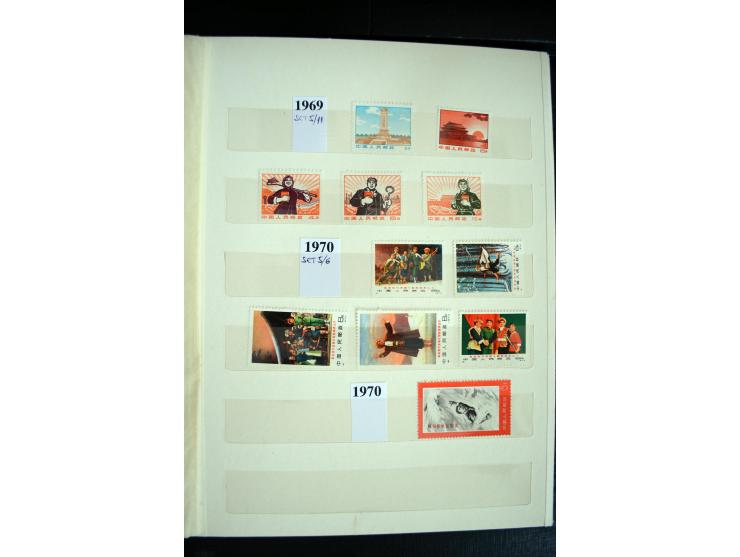 1949/73, Partie mit diversen besseren Werten und kpl. Ausgaben in 2 Steckbüchern, einiges mit Gummifehlern, dabei auch Block 