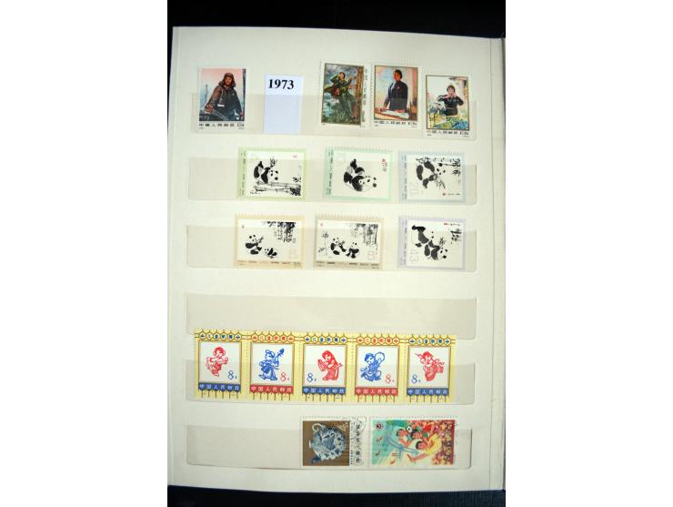 1949/73, Partie mit diversen besseren Werten und kpl. Ausgaben in 2 Steckbüchern, einiges mit Gummifehlern, dabei auch Block 
