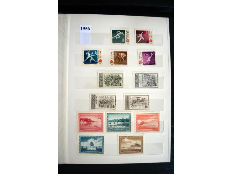 1949/73, Partie mit diversen besseren Werten und kpl. Ausgaben in 2 Steckbüchern, einiges mit Gummifehlern, dabei auch Block 