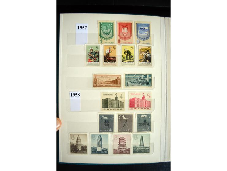 1949/73, Partie mit diversen besseren Werten und kpl. Ausgaben in 2 Steckbüchern, einiges mit Gummifehlern, dabei auch Block 