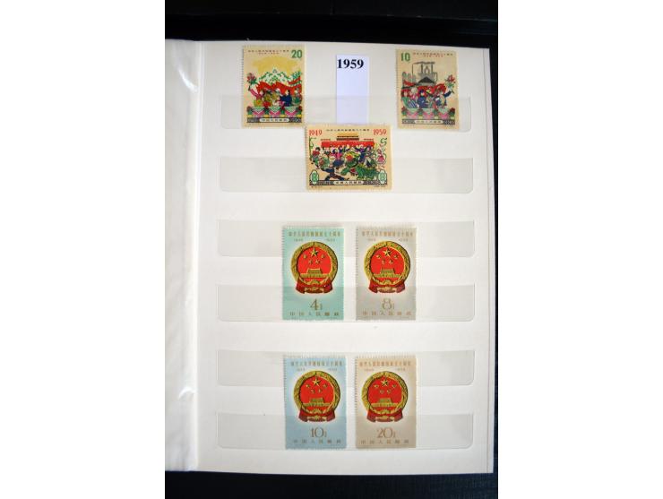 1949/73, Partie mit diversen besseren Werten und kpl. Ausgaben in 2 Steckbüchern, einiges mit Gummifehlern, dabei auch Block 
