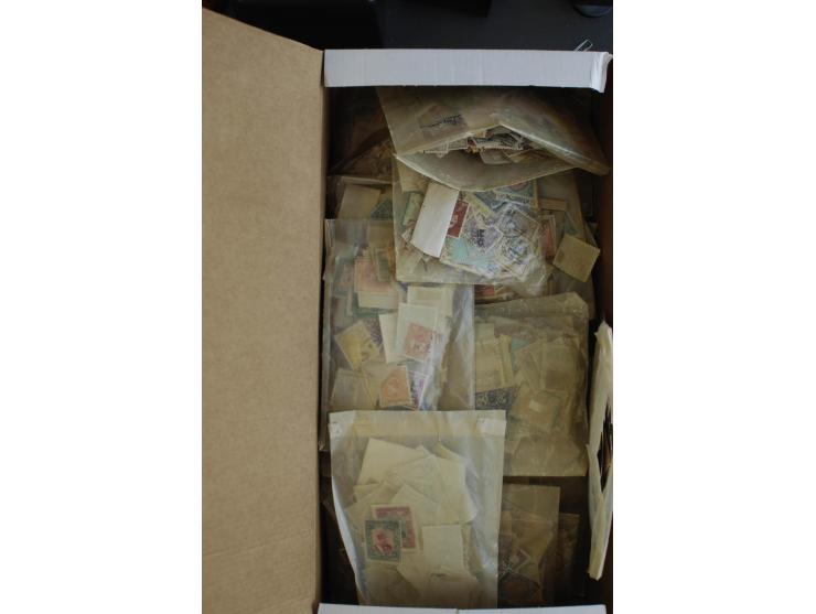 1875/1950 (ca.), postfrischer, ungebrauchter und gestempelter Posten mit tausenden von Marken in Tüten und auf Steckkarten