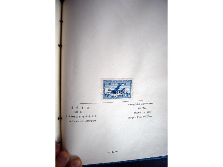 1946/51, Postgeschenkbuch mit eingeklebten Marken, dabei Mi.-Nr. 95-138 (ohne 111-12)