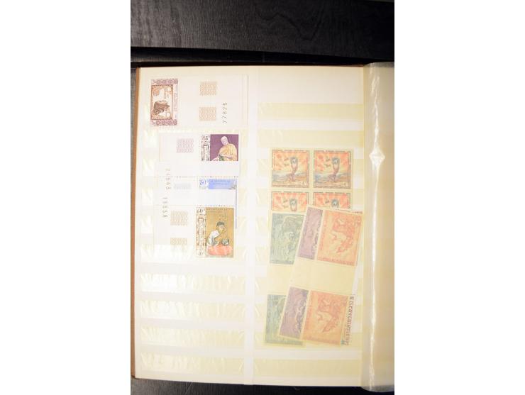 LAOS UND KAMBODSCHA: 1950/80 (ca.), umfangreicher Sammlungsbestand in 4 Schubern und Kiste mit vielen ungezähnten Ausgaben un