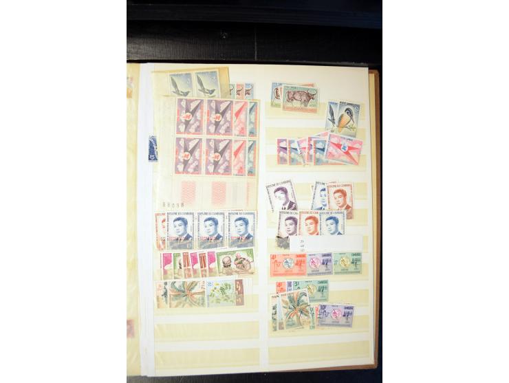 LAOS UND KAMBODSCHA: 1950/80 (ca.), umfangreicher Sammlungsbestand in 4 Schubern und Kiste mit vielen ungezähnten Ausgaben un