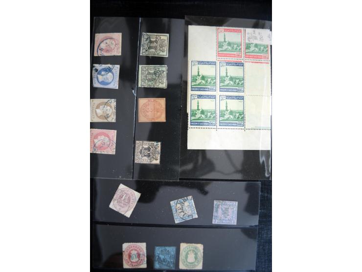 1860/1960 (ca.), interessante Partie auf Steckkarten, dabei u.a. Frankreich 311 und 321 (je2 ungebr.) sowie bessere Klassik s
