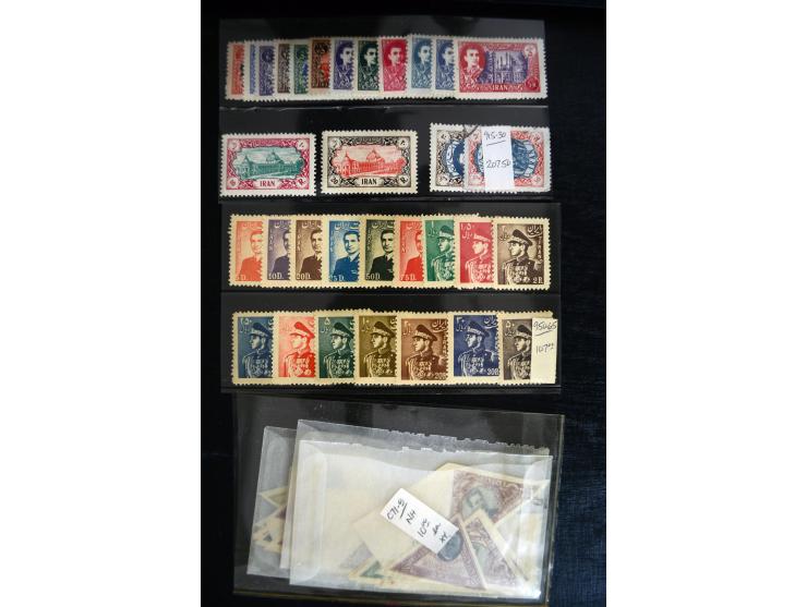 1860/1960 (ca.), interessante Partie auf Steckkarten, dabei u.a. Frankreich 311 und 321 (je2 ungebr.) sowie bessere Klassik s