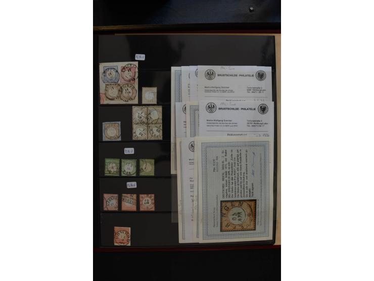1872/75, Große Brustschilde-Plattenfehlersammlung in 2 Bänden, mit ca. 300 Einzelmarken, 66 Briefstücken und 37 Briefen, alle