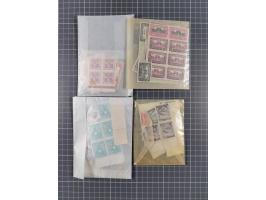 1930/50 ca., Deutsch Österreich und andere Ausgaben sowie Portomarken meist in postfrischen Einheiten in alten Pergamintüten