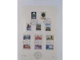 1945/98, mint never hinged, in the main catalogue numbers apparently complete collection, good condition, in two hingeless al