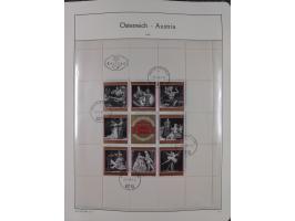 1945/78, postfrische und meist zusätzlich gestempelte Sammlung, in den Hauptnummern komplett, dabei Renner-Kleinbogen und Vög