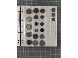 ALLE WELT: 1903/2004, Münz-Album mit u.a. 5 M. Hamburg 1903, Schwerpunkt Ostafrika mit Münzen ab 1922 bis 1956 mit Nennwerten