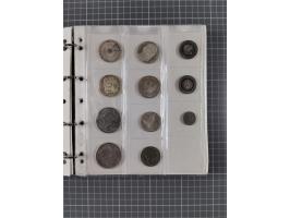 ALLE WELT: 1903/2004, Münz-Album mit u.a. 5 M. Hamburg 1903, Schwerpunkt Ostafrika mit Münzen ab 1922 bis 1956 mit Nennwerten