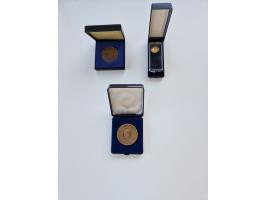 BRD: 1950/2000 ca., bunte Mischung an Medaillen und Münznachprägungen, u. a. schöne Emaille-Medaille der Stadt Düsseldorf, ca