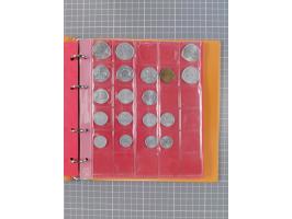 DDR: 1949/90, Lot mit Münzen und Medaillen, u.a. “Für Treue Dienste bei der Deutschen Post” in Bronze, ca. 3 kg