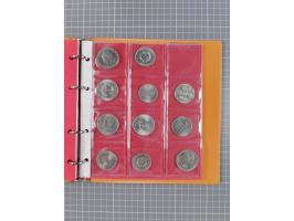 DDR: 1949/90, Lot mit Münzen und Medaillen, u.a. “Für Treue Dienste bei der Deutschen Post” in Bronze, ca. 3 kg