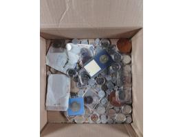 DDR: 1949/90, Lot mit Münzen und Medaillen, u.a. “Für Treue Dienste bei der Deutschen Post” in Bronze, ca. 3 kg