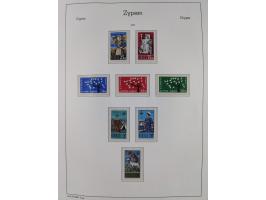 1960/2000, seemingly complete mint never hinged collection including miniature sheets.&nbsp;