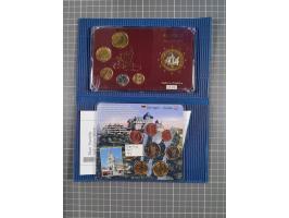 EUROPA: 2002/14: ca. 60 Kursmünzsätze, sechs Euro-Starter-Kits sowie Gedenkmünzen, meist Römische Verträge, bankfrisch