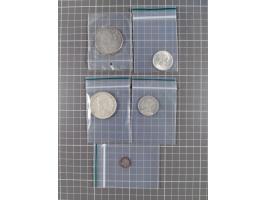 ALLE WELT: 1899/1970, 5 Silbermünzen, verschiedene Erhaltungen, ca. 65,7 g fein