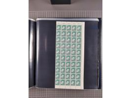 1960/75. postfrische Bogenteile der Dauerserien ab Bedeutende Deutsche, dabei Formnummern und Berlin mit u.a. Mi.-Nr. 246-49 