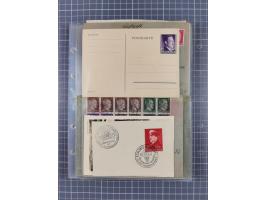 1933/45, Propaganda, 2 Alben mit 310 Belegen, alle zum Thema: A. Hitler, das Gesicht des Hauptkriegsverbrechers-verantwortlic