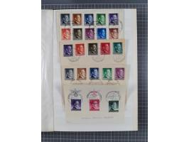 1933/45, Propaganda, 2 Alben mit 310 Belegen, alle zum Thema: A. Hitler, das Gesicht des Hauptkriegsverbrechers-verantwortlic