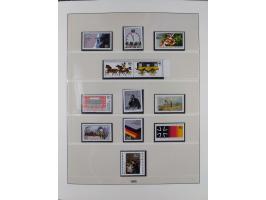 1945/90, ungebrauchte und postfrische Sammlung, oftmals komplett, dabei Bund/Berlin und DDR, DDR mit guten Dienstmarken inkl.
