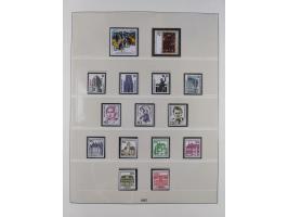 1945/90, ungebrauchte und postfrische Sammlung, oftmals komplett, dabei Bund/Berlin und DDR, DDR mit guten Dienstmarken inkl.