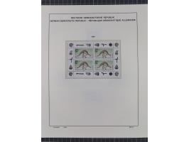 1945/90, ungebrauchte und postfrische Sammlung, oftmals komplett, dabei Bund/Berlin und DDR, DDR mit guten Dienstmarken inkl.