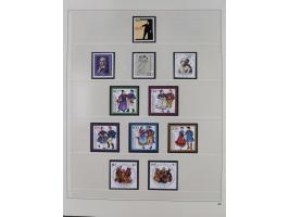 1948/2001, vorwiegend postfrische Sammlung, dabei Bund, Berlin und DDR in den Hauptnummern augenscheinlich komplett, außerdem