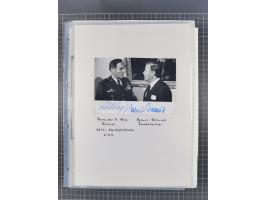 Autographen: 1960/2000, Konvolut mit u.a. kleiner Sammlung “Helmut Schmidt” mit ca. 30 Fotos (zum Teil mit weiteren Unterschr