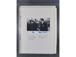 Autographen: 1960/2000, Konvolut mit u.a. kleiner Sammlung “Helmut Schmidt” mit ca. 30 Fotos (zum Teil mit weiteren Unterschr