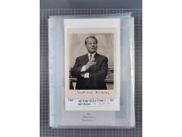 Autographen: 1960/2000, Konvolut mit u.a. kleiner Sammlung “Helmut Schmidt” mit ca. 30 Fotos (zum Teil mit weiteren Unterschr