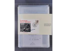 Autographen: 1960/2000, Konvolut mit u.a. kleiner Sammlung “Helmut Schmidt” mit ca. 30 Fotos (zum Teil mit weiteren Unterschr