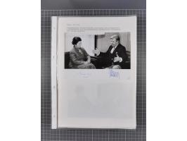 Autographen: 1960/2000, Konvolut mit u.a. kleiner Sammlung “Helmut Schmidt” mit ca. 30 Fotos (zum Teil mit weiteren Unterschr