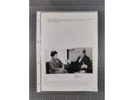 Autographen: 1960/2000, Konvolut mit u.a. kleiner Sammlung “Helmut Schmidt” mit ca. 30 Fotos (zum Teil mit weiteren Unterschr