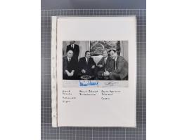 Autographen: 1960/2000, Konvolut mit u.a. kleiner Sammlung “Helmut Schmidt” mit ca. 30 Fotos (zum Teil mit weiteren Unterschr