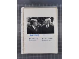 Autographen: 1960/2000, Konvolut mit u.a. kleiner Sammlung “Helmut Schmidt” mit ca. 30 Fotos (zum Teil mit weiteren Unterschr