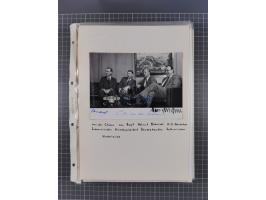 Autographen: 1960/2000, Konvolut mit u.a. kleiner Sammlung “Helmut Schmidt” mit ca. 30 Fotos (zum Teil mit weiteren Unterschr