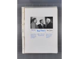 Autographen: 1960/2000, Konvolut mit u.a. kleiner Sammlung “Helmut Schmidt” mit ca. 30 Fotos (zum Teil mit weiteren Unterschr