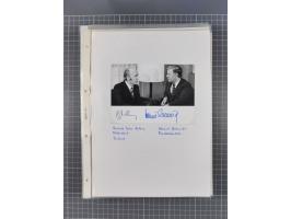 Autographen: 1960/2000, Konvolut mit u.a. kleiner Sammlung “Helmut Schmidt” mit ca. 30 Fotos (zum Teil mit weiteren Unterschr
