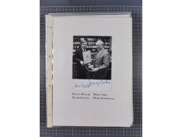 Autographen: 1960/2000, Konvolut mit u.a. kleiner Sammlung “Helmut Schmidt” mit ca. 30 Fotos (zum Teil mit weiteren Unterschr