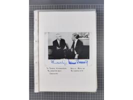 Autographen: 1960/2000, Konvolut mit u.a. kleiner Sammlung “Helmut Schmidt” mit ca. 30 Fotos (zum Teil mit weiteren Unterschr