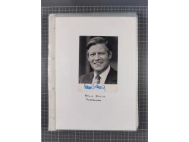 Autographen: 1960/2000, Konvolut mit u.a. kleiner Sammlung “Helmut Schmidt” mit ca. 30 Fotos (zum Teil mit weiteren Unterschr