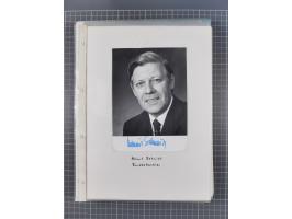 Autographen: 1960/2000, Konvolut mit u.a. kleiner Sammlung “Helmut Schmidt” mit ca. 30 Fotos (zum Teil mit weiteren Unterschr