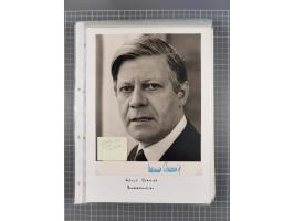 Autographen: 1960/2000, Konvolut mit u.a. kleiner Sammlung “Helmut Schmidt” mit ca. 30 Fotos (zum Teil mit weiteren Unterschr