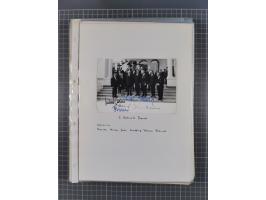 Autographen: 1960/2000, Konvolut mit u.a. kleiner Sammlung “Helmut Schmidt” mit ca. 30 Fotos (zum Teil mit weiteren Unterschr
