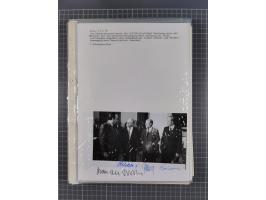 Autographen: 1960/2000, Konvolut mit u.a. kleiner Sammlung “Helmut Schmidt” mit ca. 30 Fotos (zum Teil mit weiteren Unterschr